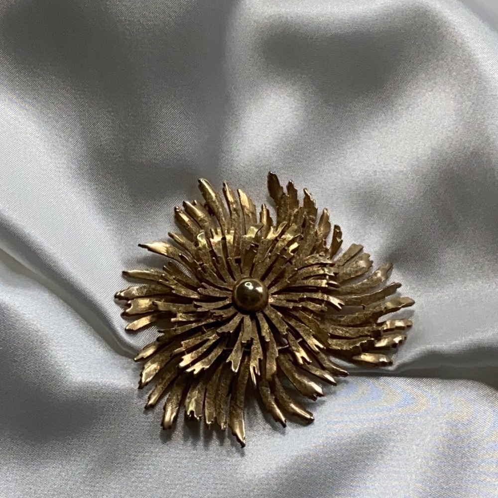 Brooch Pin floral pattern. Gold color.
